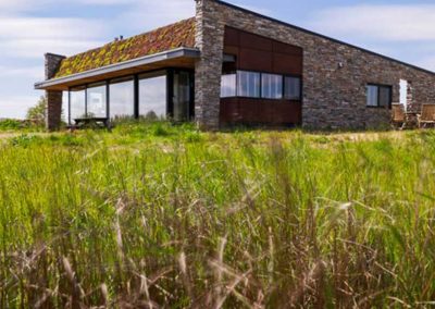 Woning die opgaat in de natuur