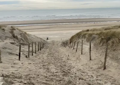 Strandopgang verplaatst, natuur versterkt